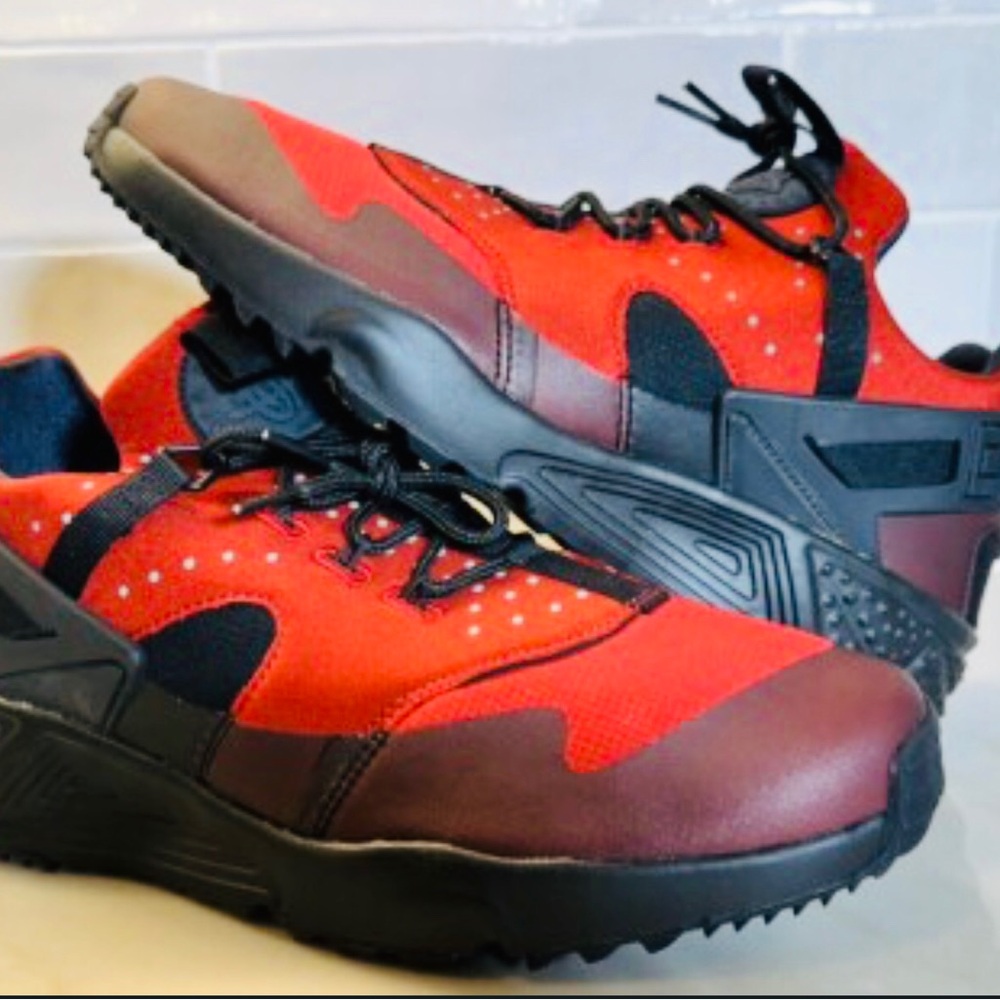 (189) Nike Black And Red Air Hurrache Sneakers Size 9 Fashion & Sports